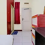 Oyo Life 92546 Kost Merah Bojongsoang Syariah