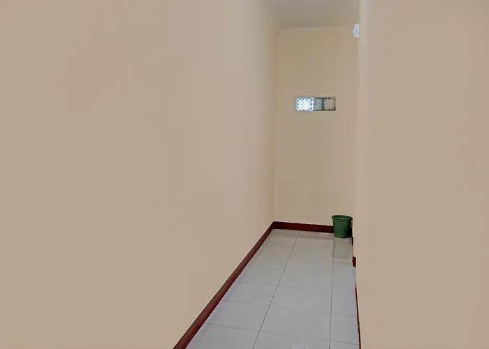 Oyo Life 92546 Kost Merah Bojongsoang Syariah