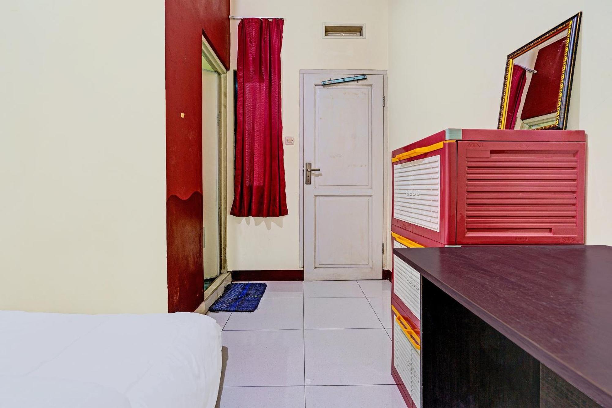 Oyo Life 92546 Kost Merah Bojongsoang Syariah 2* Bandung