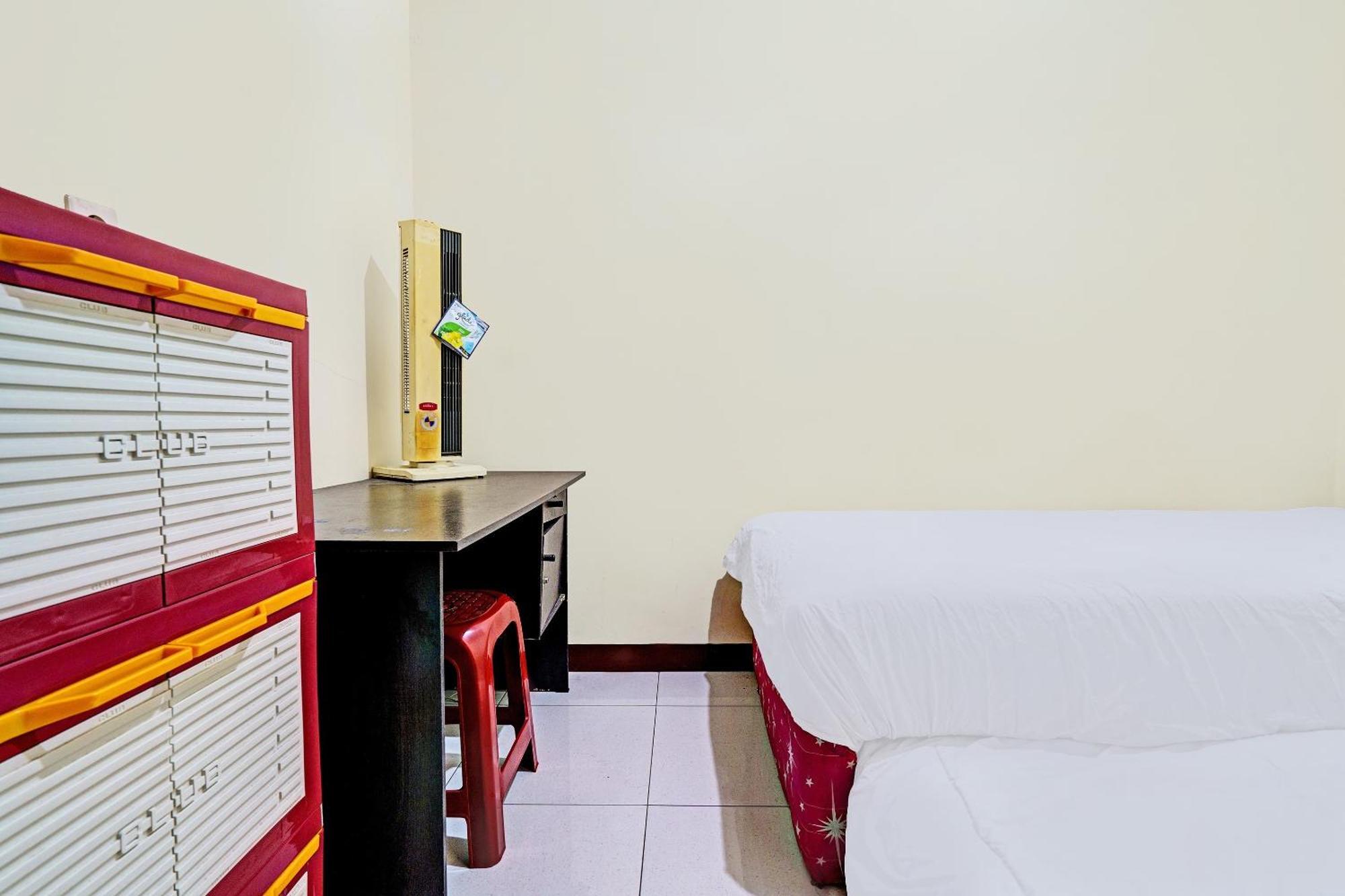 Oyo Life 92546 Kost Merah Bojongsoang Syariah Hotel 2*