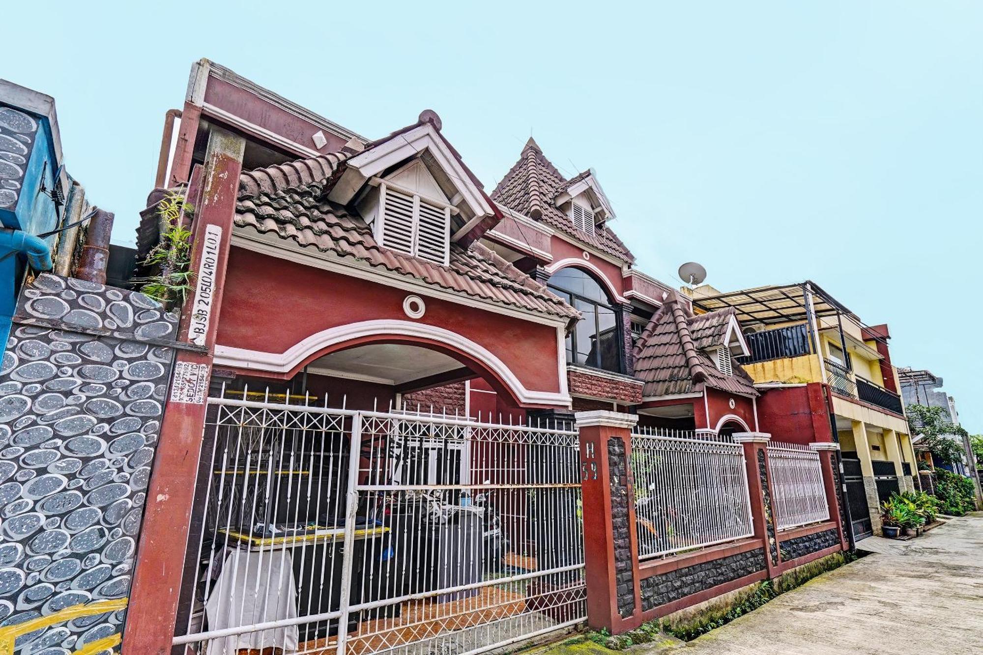 Oyo Life 92546 Kost Merah Bojongsoang Syariah Bandung
