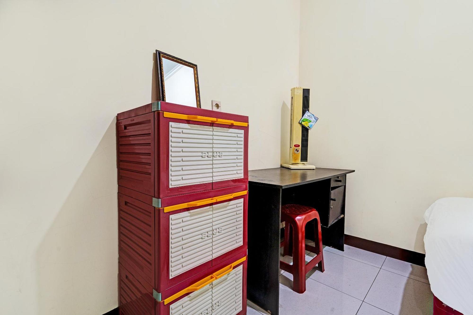 Oyo Life 92546 Kost Merah Bojongsoang Syariah