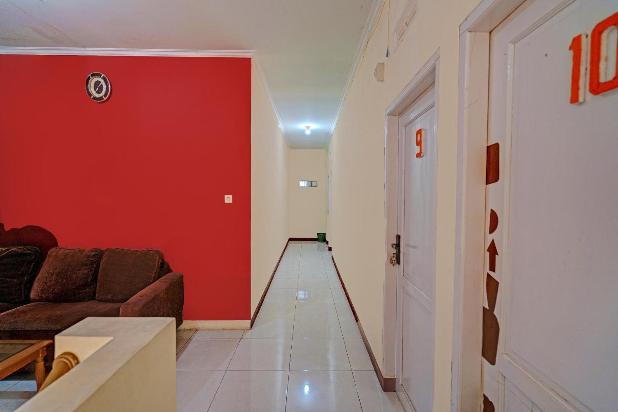 Oyo Life 92546 Kost Merah Bojongsoang Syariah Bandung