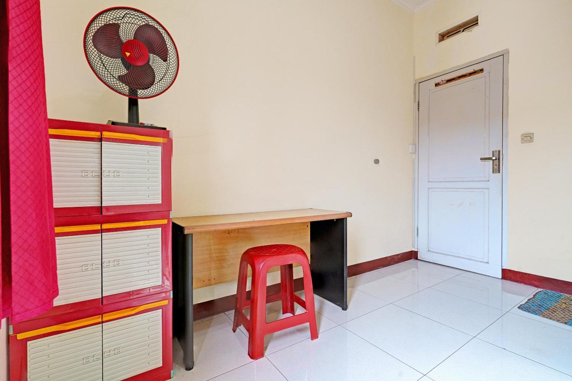 Oyo Life 92546 Kost Merah Bojongsoang Syariah Hotel 2*