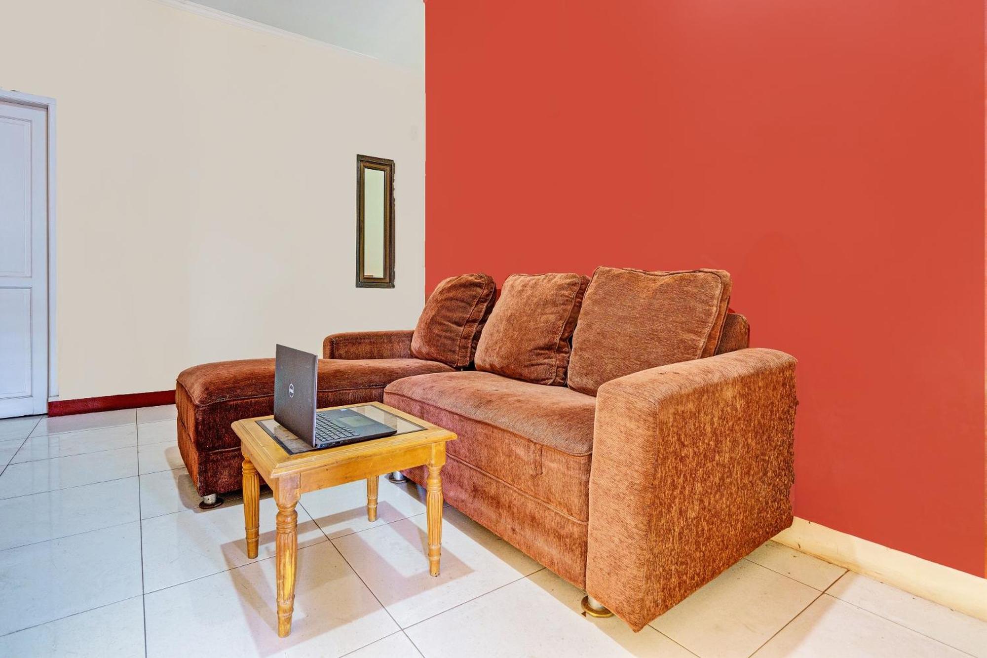 Oyo Life 92546 Kost Merah Bojongsoang Syariah 2*