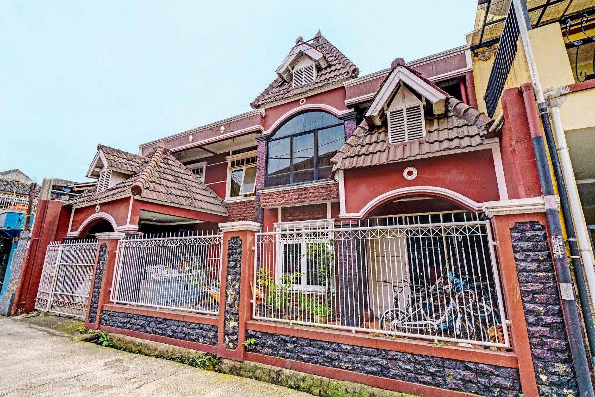 Oyo Life 92546 Kost Merah Bojongsoang Syariah 2* Bandung