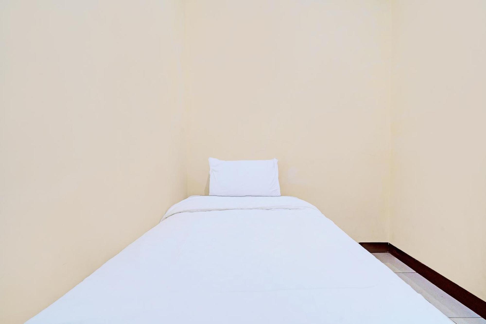 Oyo Life 92546 Kost Merah Bojongsoang Syariah 2*