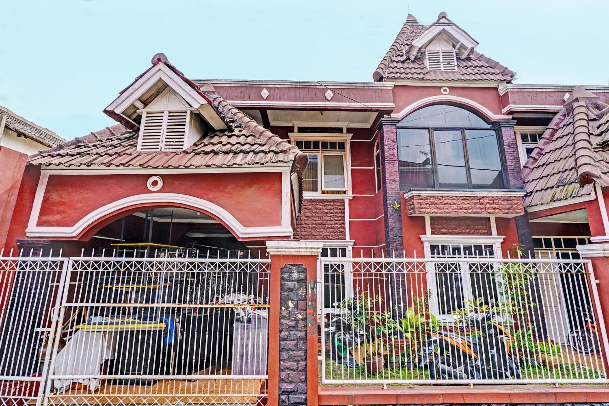 Oyo Life 92546 Kost Merah Bojongsoang Syariah Hotel